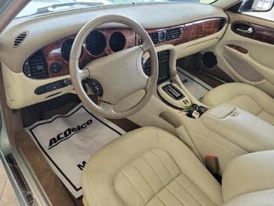 2000 Jaguar XJ8 Base